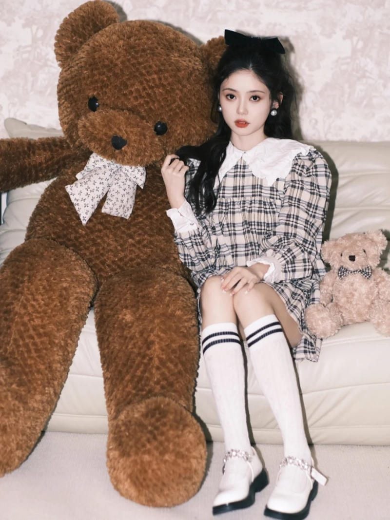 Tư thế Tay Nâng Gấu Bông Lên Đầu với Thần Thái Lãng Mạn