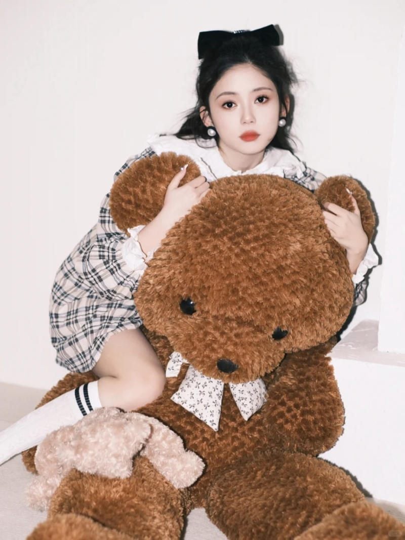 chụp ảnh với gấu bông