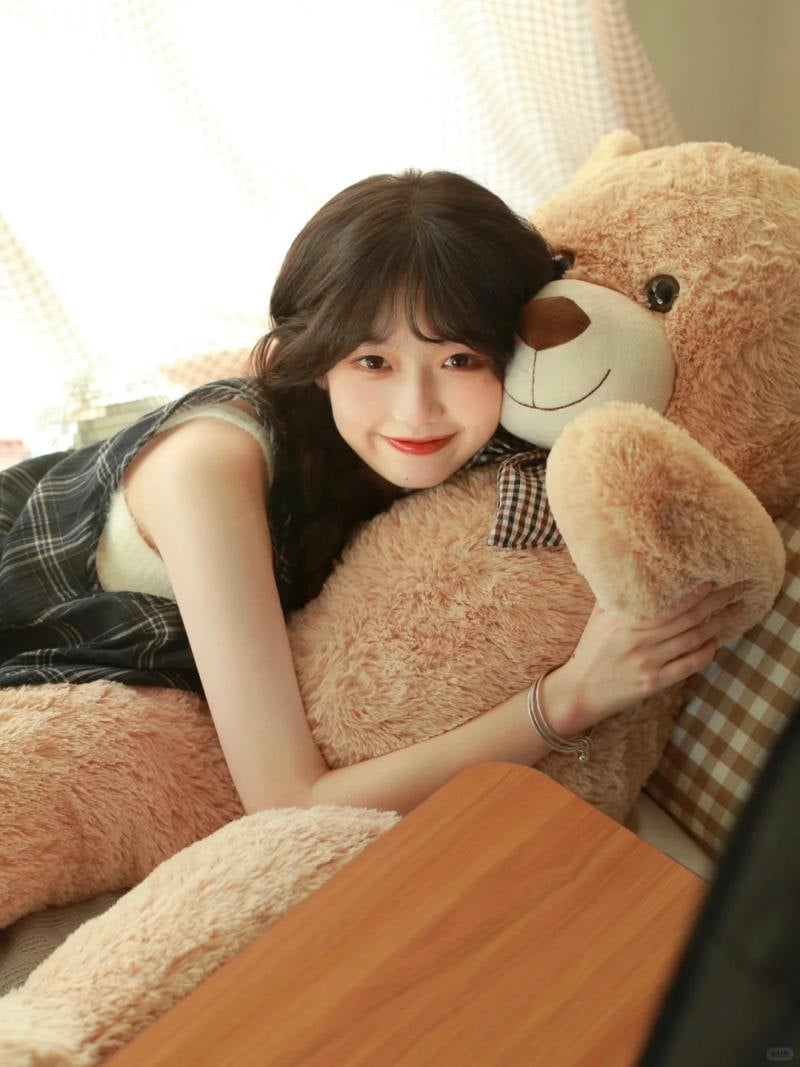 Tư thế Ôm Gấu Bông Lớn, Tựa Má với Ánh Mắt Tình Cảm