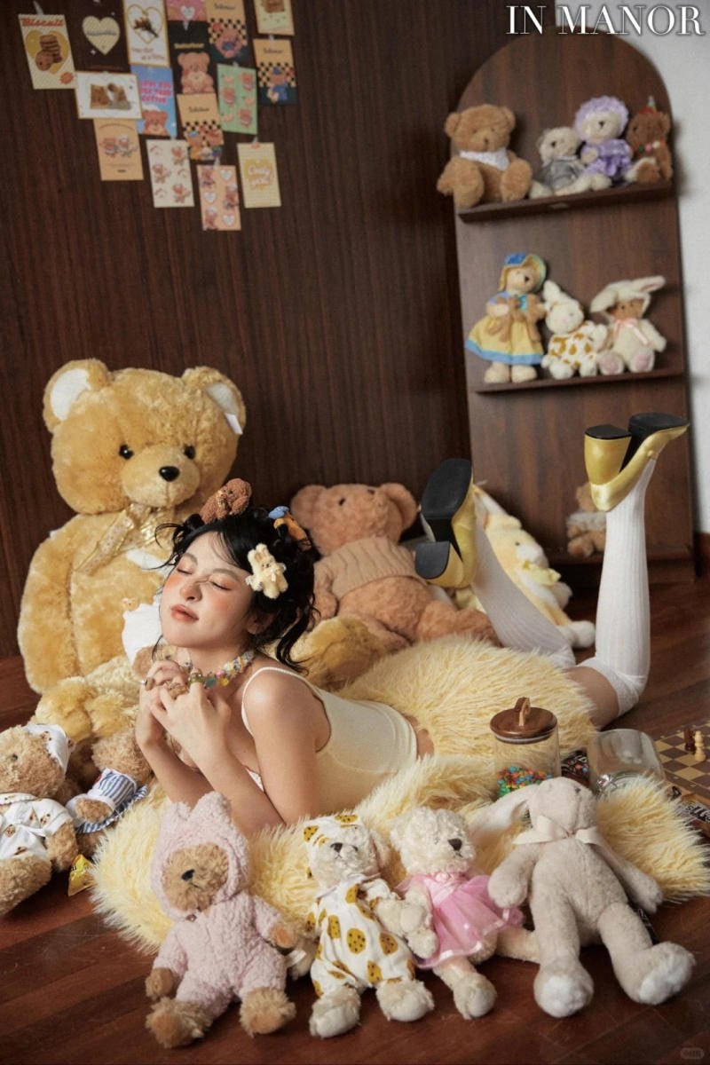 chụp ảnh với gấu bông