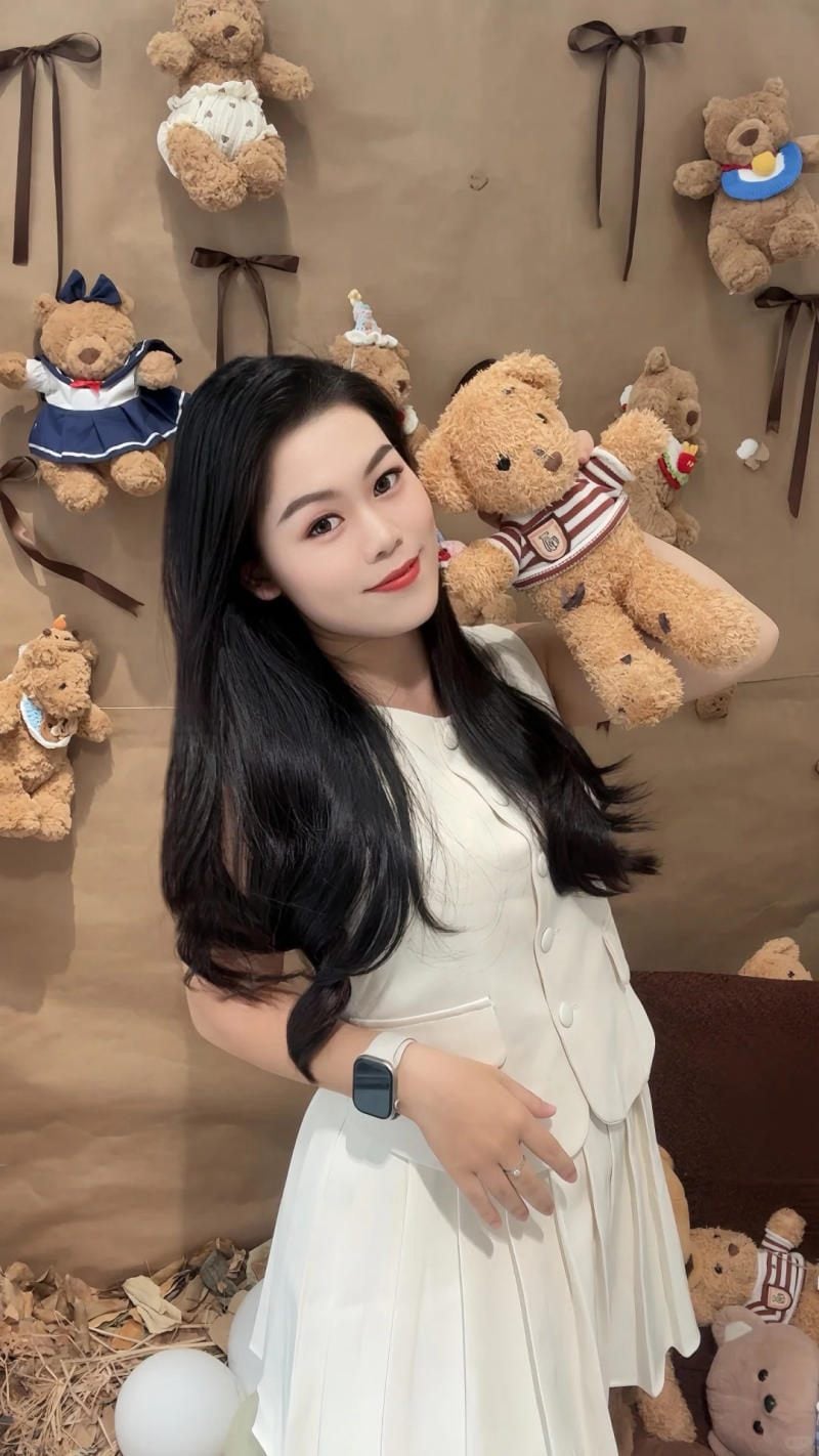 chụp ảnh với gấu bông