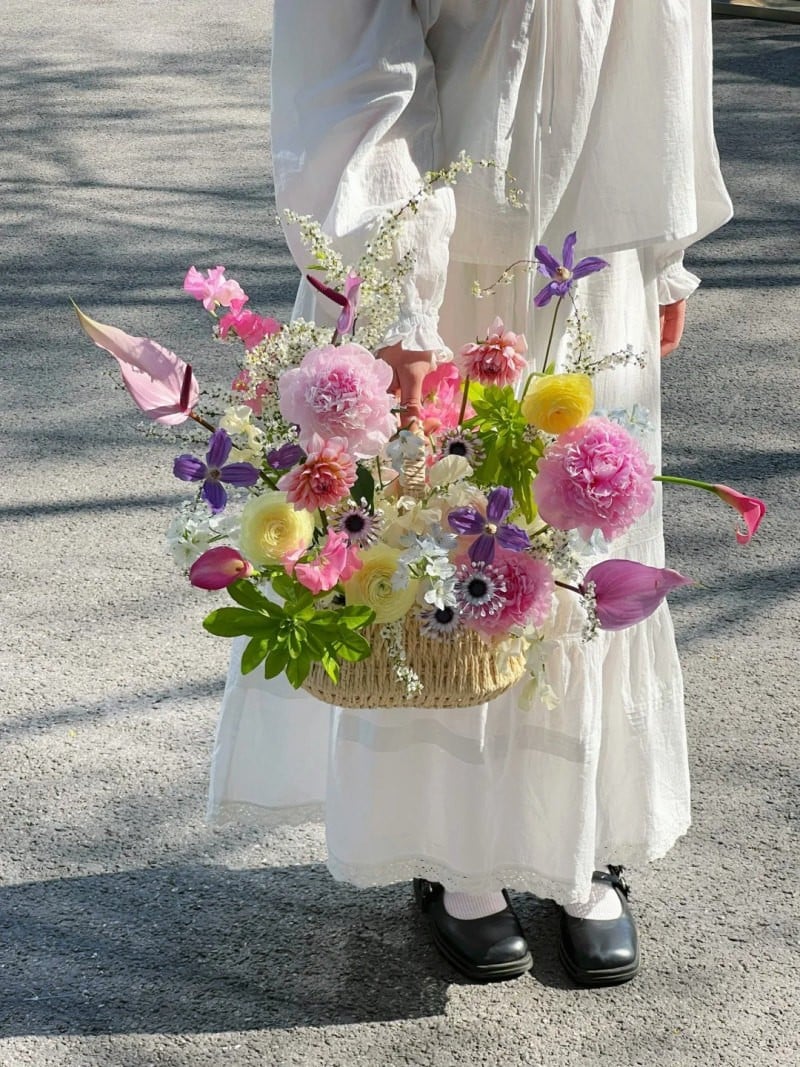 cách tạo dáng chụp ảnh với hoa