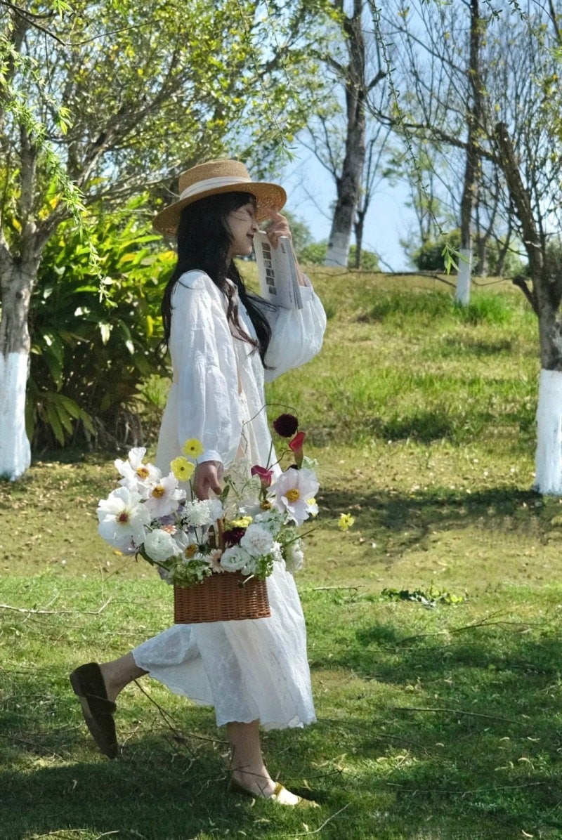 cách tạo dáng chụp ảnh với hoa