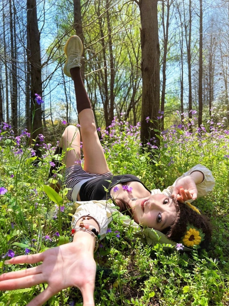 cách tạo dáng chụp ảnh với hoa