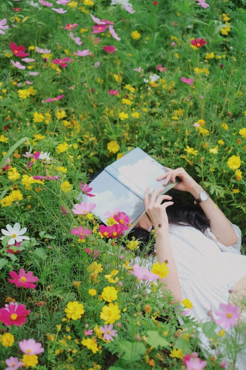 cách tạo dáng chụp ảnh với hoa