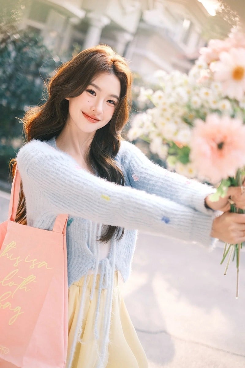 cách tạo dáng chụp ảnh với hoa