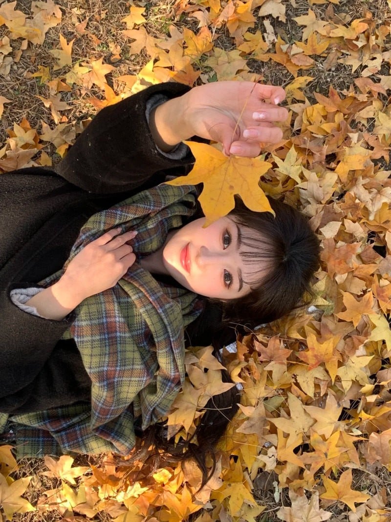 cách tạo dáng chụp ảnh với hoa