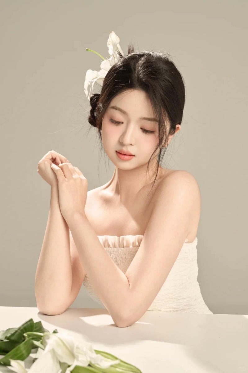 2. Tư thế ngồi bàn, tay đan nhẹ, mắt nhìn xuống