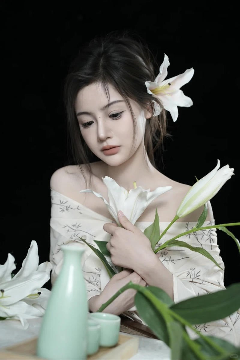 17. Tư thế ngồi tĩnh tại, hoa cài tóc