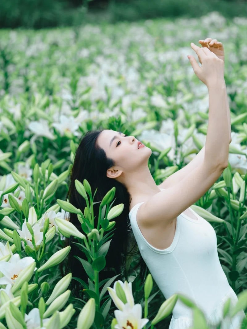 21. Tư thế vươn tay lên trời, hòa mình vào thiên nhiên