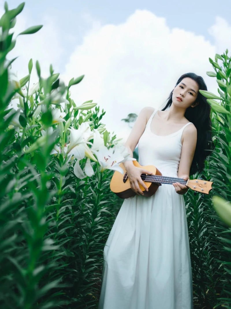 20. Tư thế cầm đàn ukulele trong vườn hoa