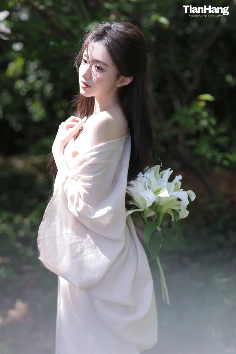 24. Tư thế quay lưng, tay cầm hoa giấu sau lưng