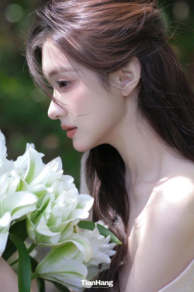 23. Tư thế chụp góc nghiêng, gió thổi bay tóc