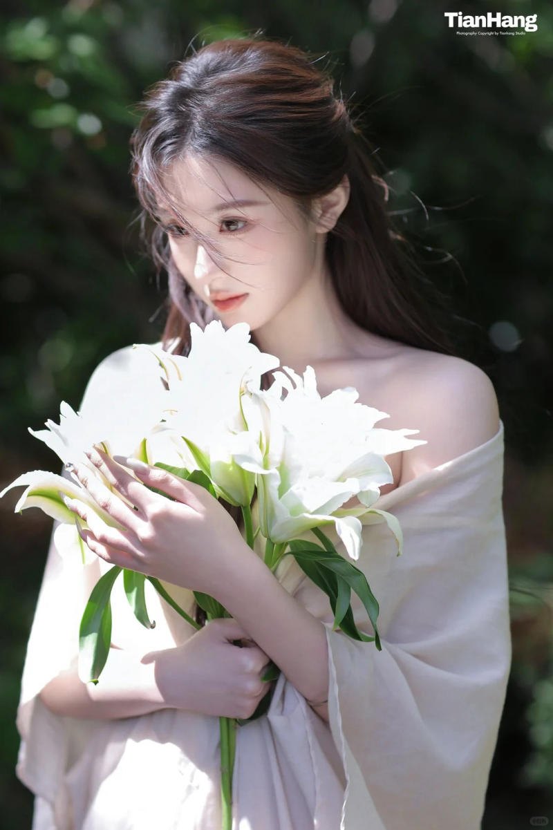 22. Tư thế ôm hoa trước ngực, ánh mắt dịu dàng