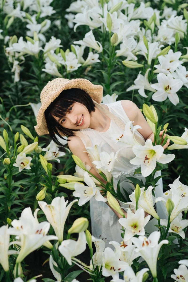 16. Tư thế nghiêng đầu tạo dáng trong vườn hoa