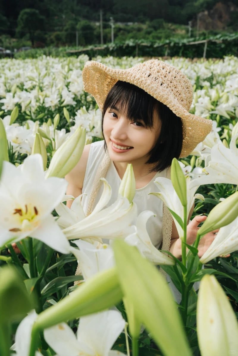 15. Tư thế cười tươi giữa vườn hoa