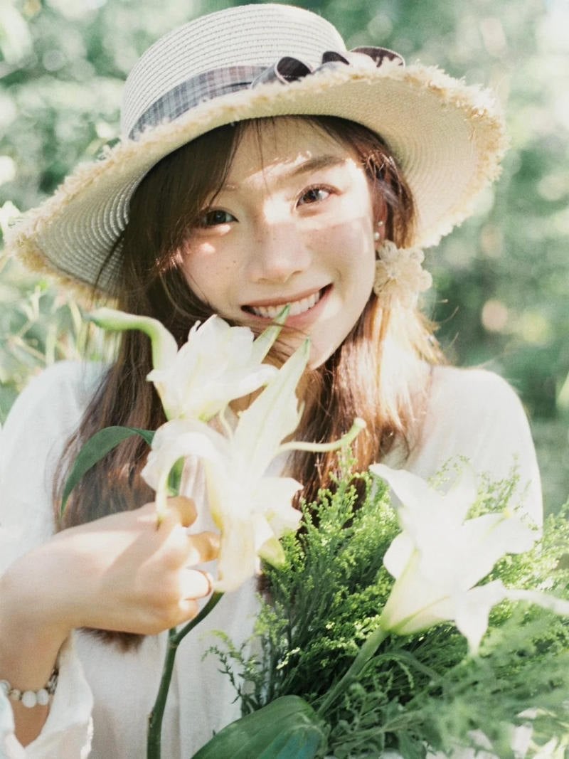 6. Tư thế cười tươi, dùng hoa che miệng