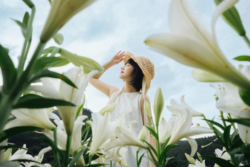 14. Tư thế đứng giữa vườn hoa, tay che nắng