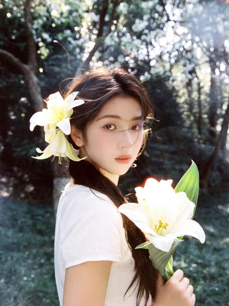 11. Tư thế quay đầu nhìn lại, hoa cài tóc