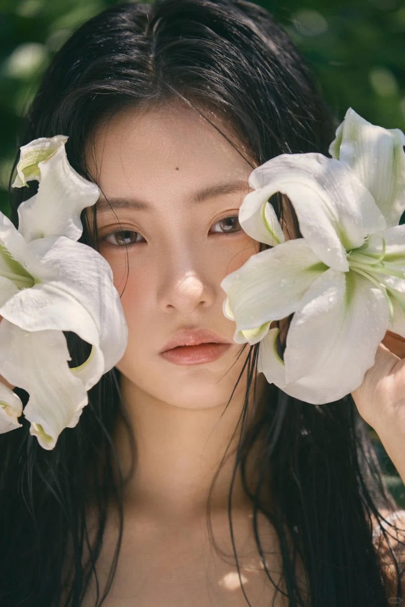 8. Tư thế dùng hoa che hai bên má