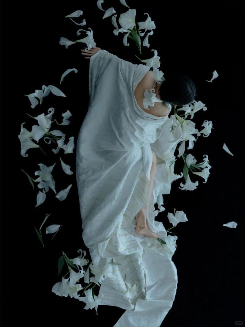 3. Tư thế nằm giữa thảm hoa, góc chụp từ trên xuống