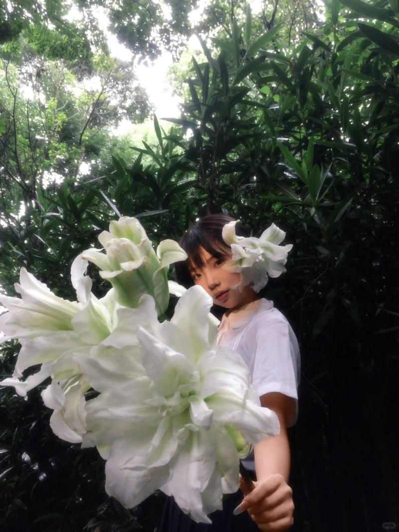 10. Tư thế dùng bó hoa lớn che nửa người