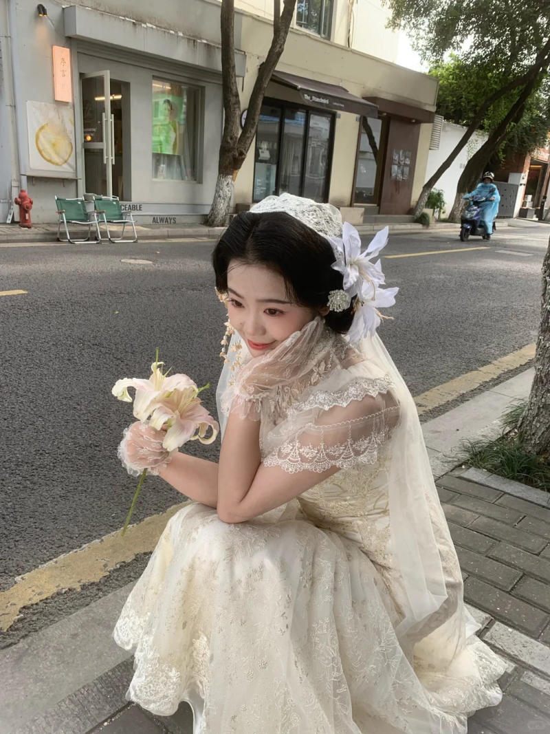 4. Tư thế ngồi xổm bên đường, phong cách cổ điển