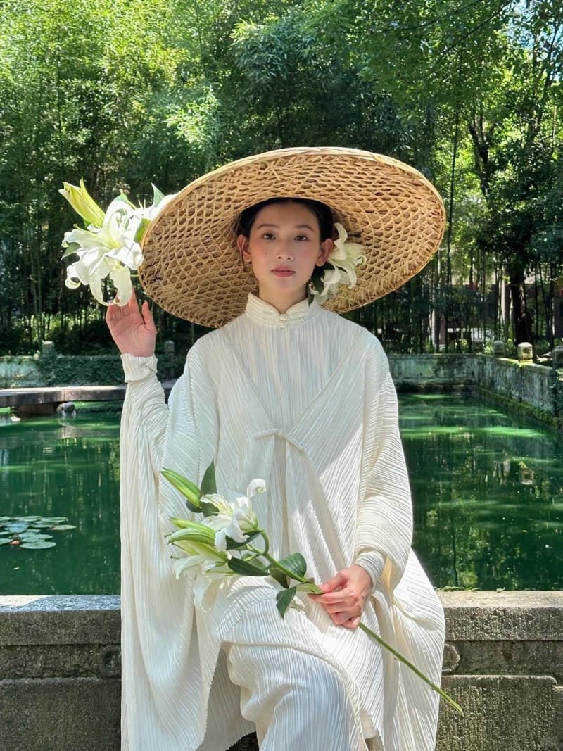 7. Tư thế ngồi bên hồ, phong cách quyền quý