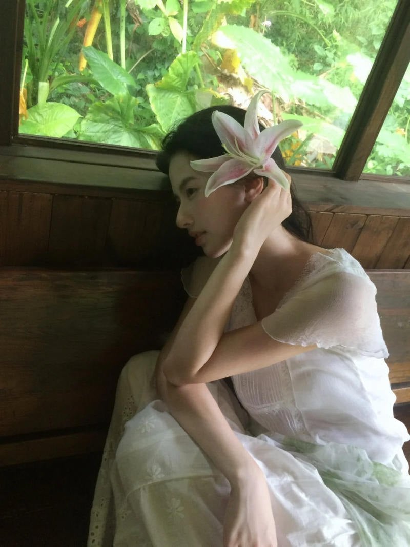 13. Tư thế ngồi bên cửa sổ, tay vuốt tóc