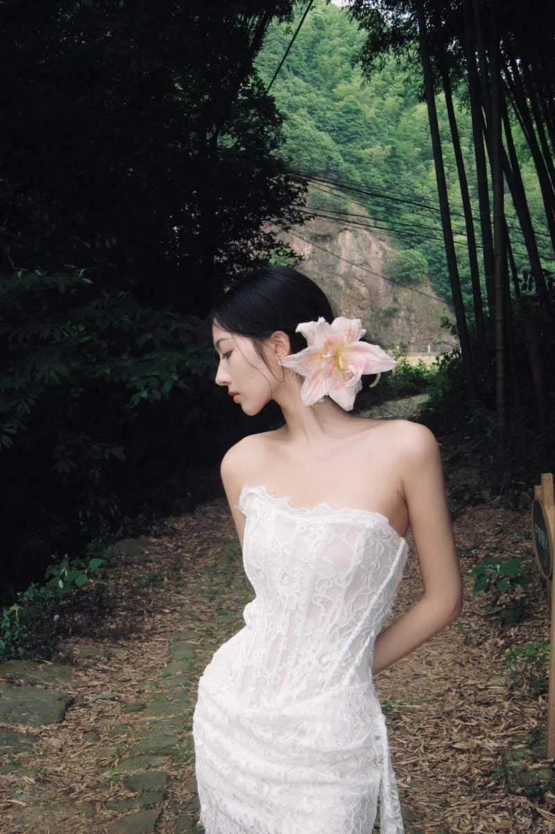 5. Tư thế đứng nghiêng mình trong rừng tre