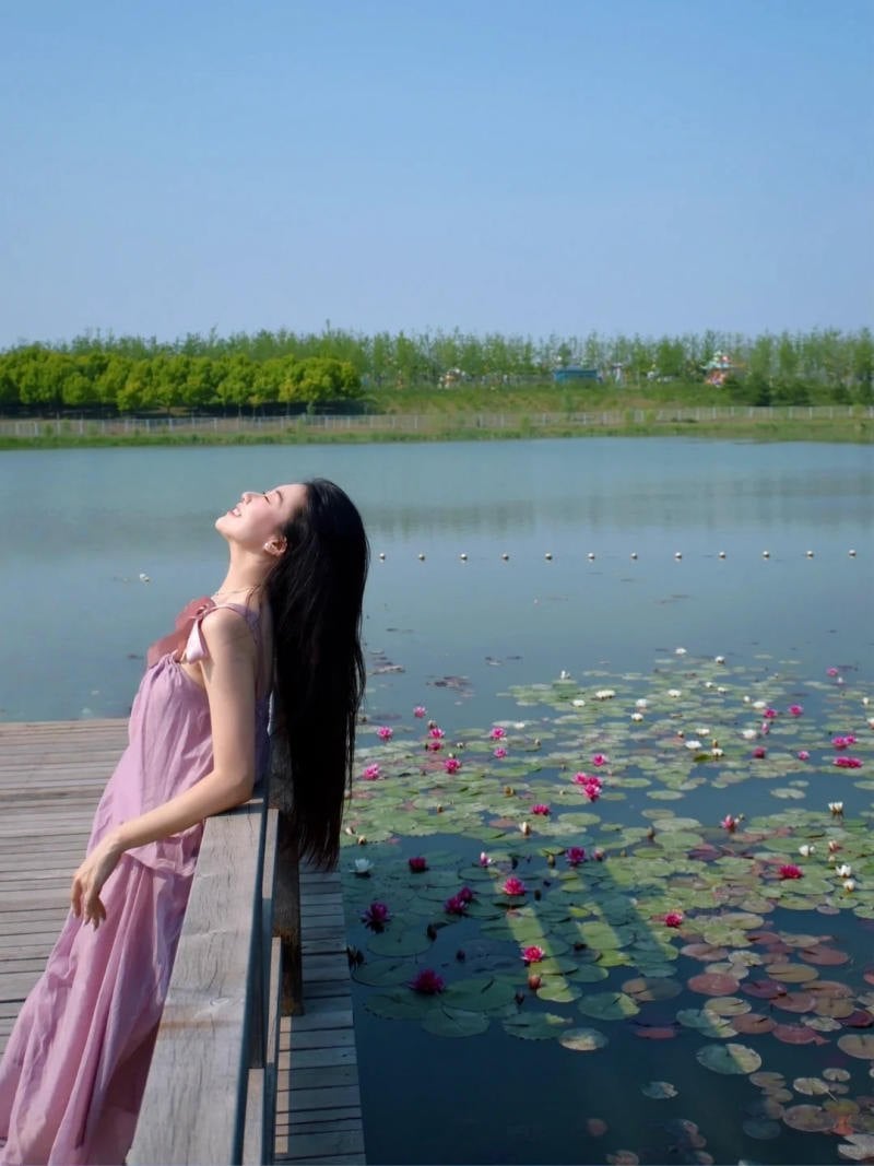 1. Tư thế tựa lan can, ngửa đầu đón nắng