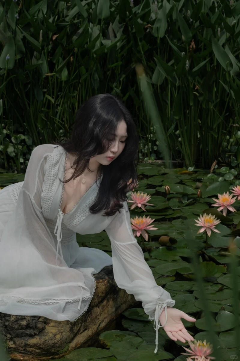 chụp ảnh với hoa súng