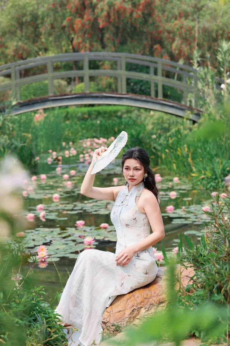 chụp ảnh với hoa súng