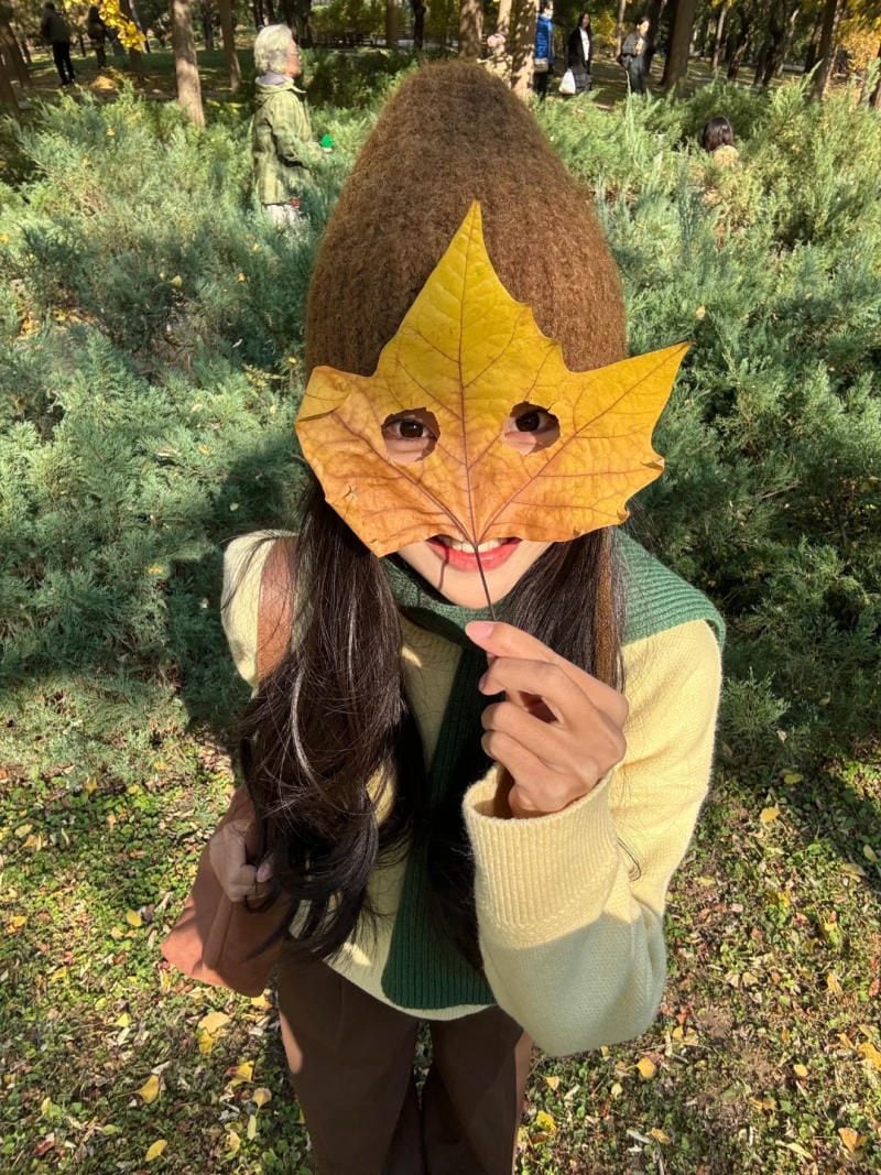 9. Tư thế dùng lá làm mặt nạ