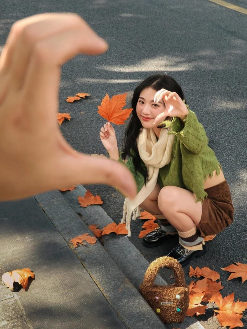 11. Tư thế ngồi xổm, tay tạo hình trái tim