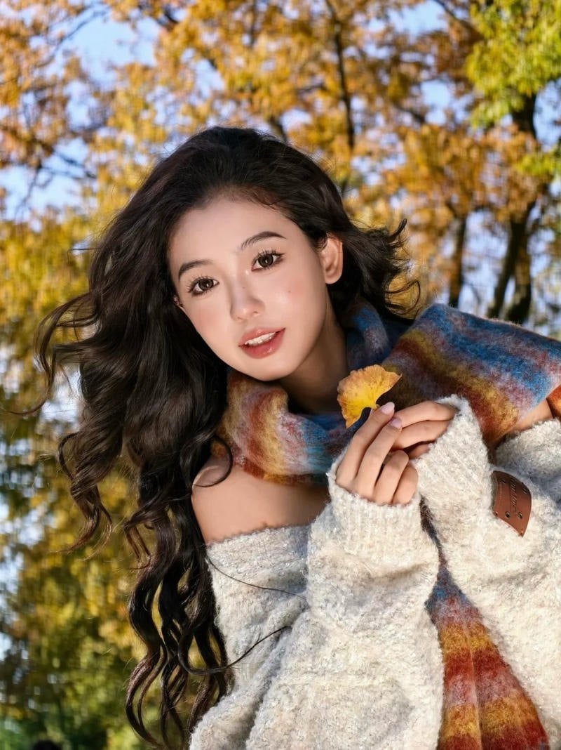 13. Tư thế cận mặt, tay cầm chiếc lá nhỏ