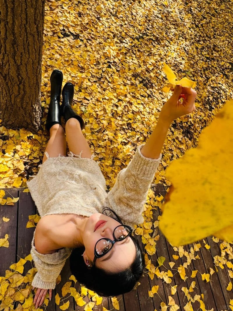 1. Tư thế nằm ngửa, tay cầm lá vàng