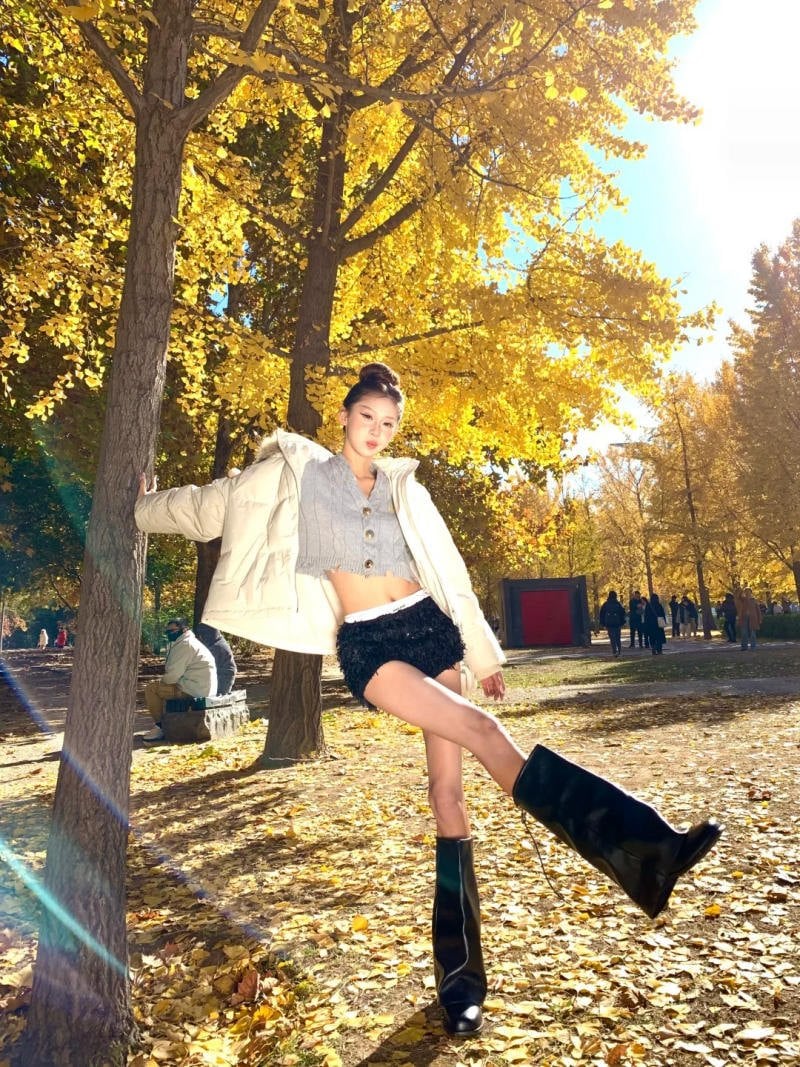 17. Tư thế dựa vào cây, chân đá cao