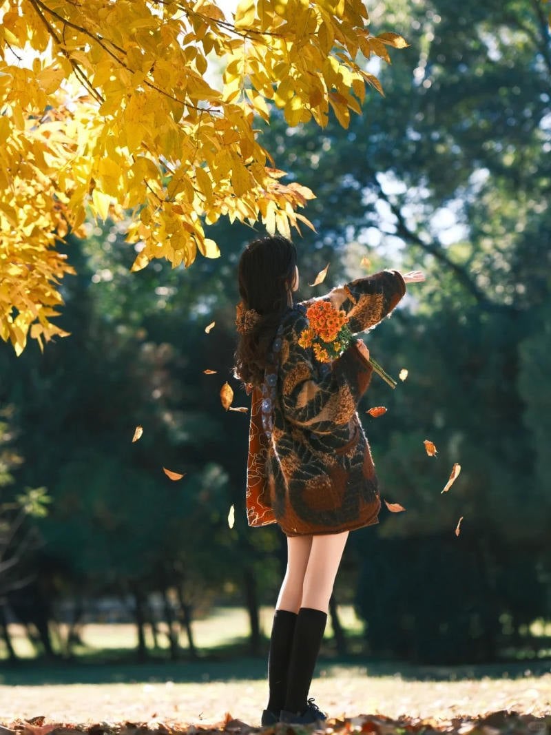 2. Tư thế quay lưng, tay dang rộng đón thu