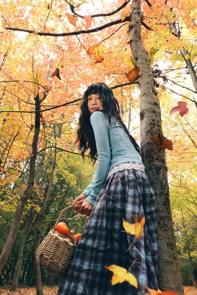 20. Tư thế trong rừng, tay cầm giỏ quả