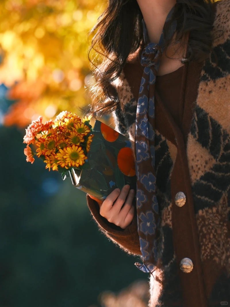 4. Tư thế cận cảnh tay cầm hoa