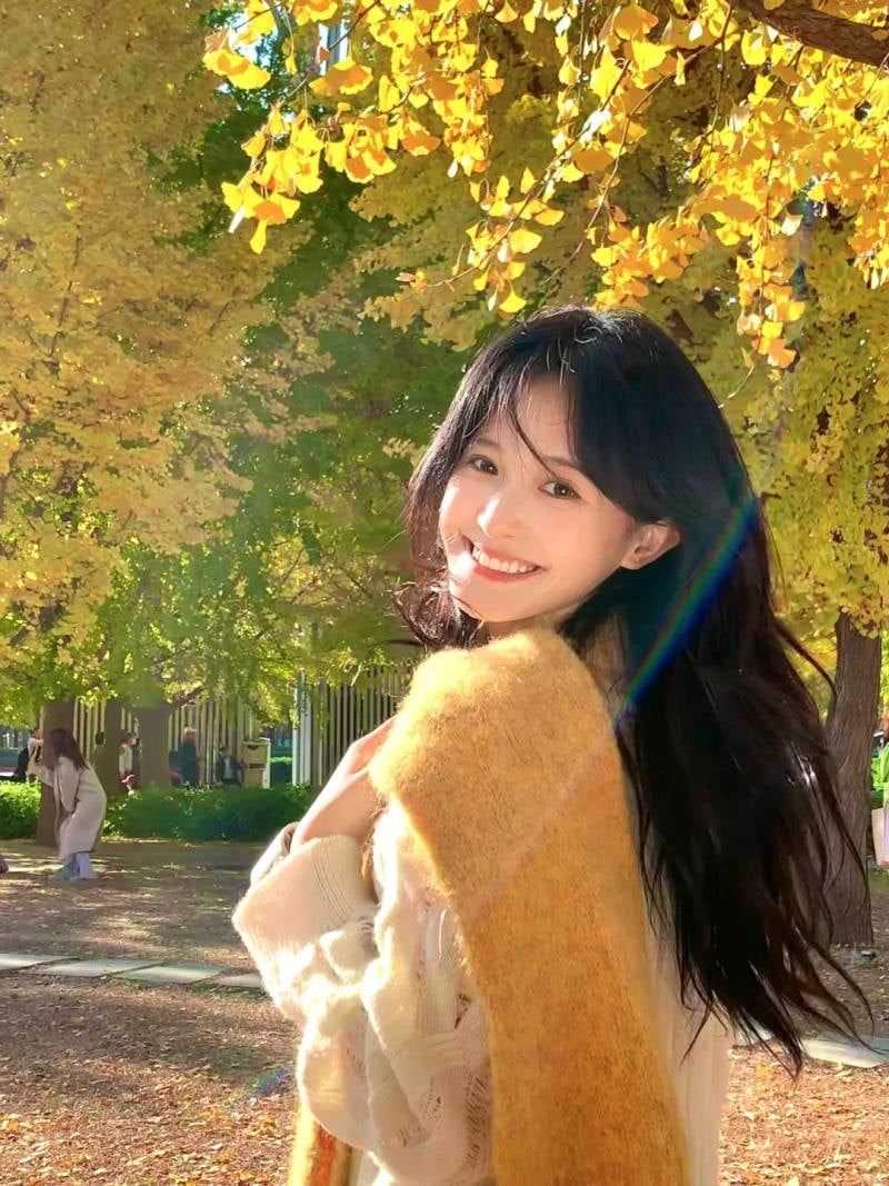 5. Tư thế quay người mỉm cười rạng rỡ