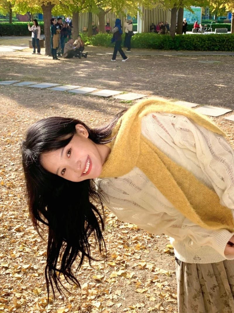 6. Tư thế cúi người tinh nghịch