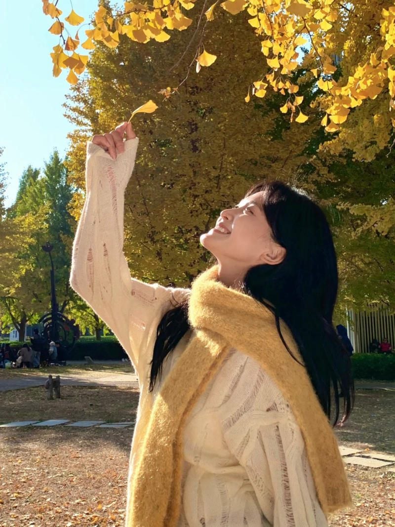 7. Tư thế đứng nghiêng, tay với lấy lá