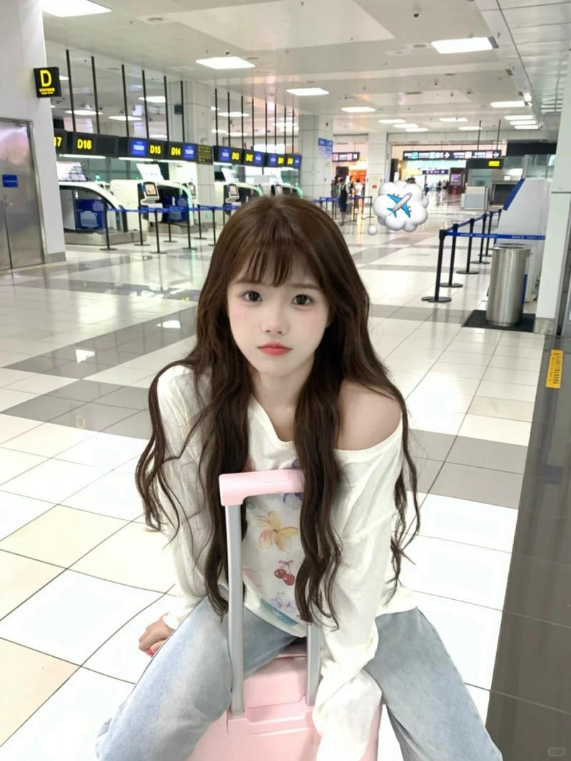 Pose ảnh bên bảng hiệu sân bay/bảng giờ bay