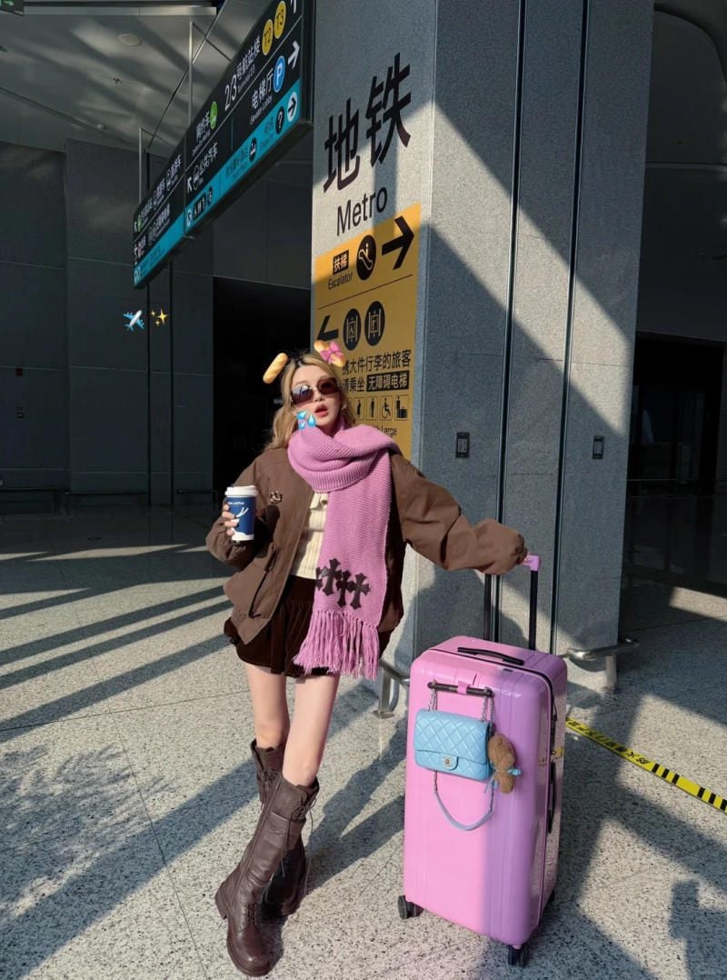 Dáng ngồi chờ đợi, suy tư tại sảnh chờ