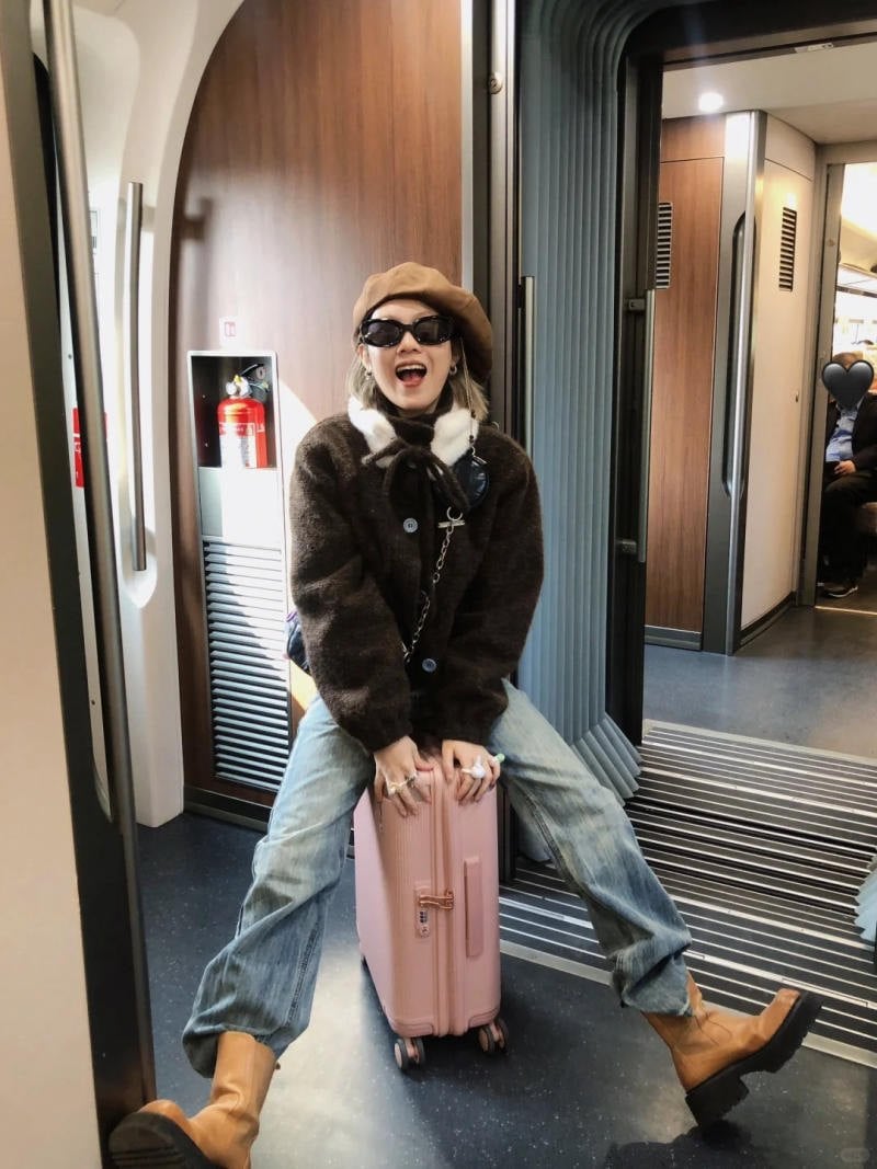 Kéo vali trên hành lang dài sâu hút