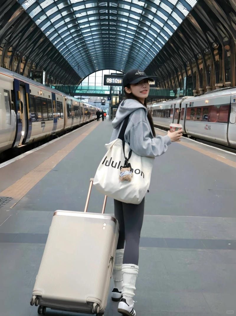 Dáng đứng kéo vali, bước đi tự tin