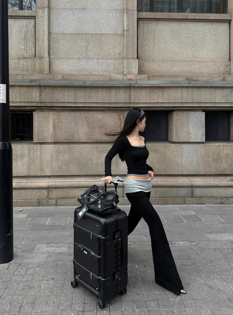 Băng qua đường cùng vali