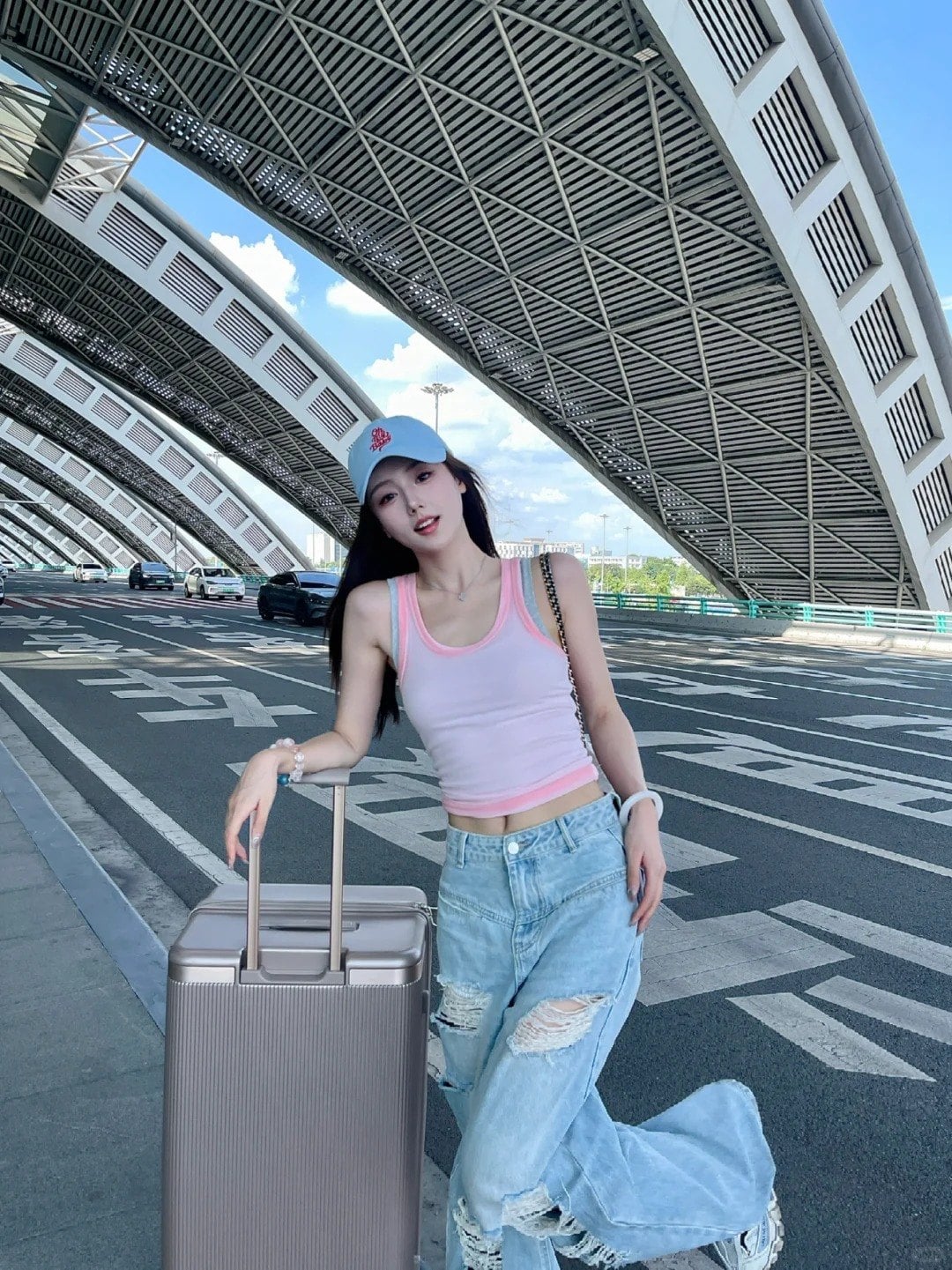 Cách phối đồ chụp ảnh với vali: Thời trang và phụ kiện